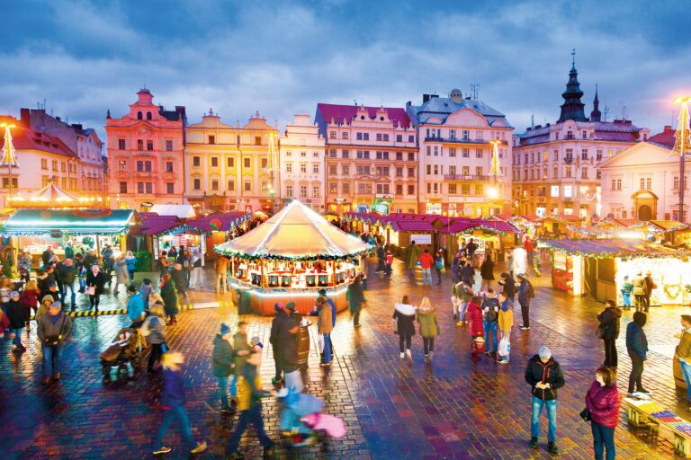 Plzeň: Vánoční trhy na náměstí Republiky si jistě naplno užijí děti i dospělí.