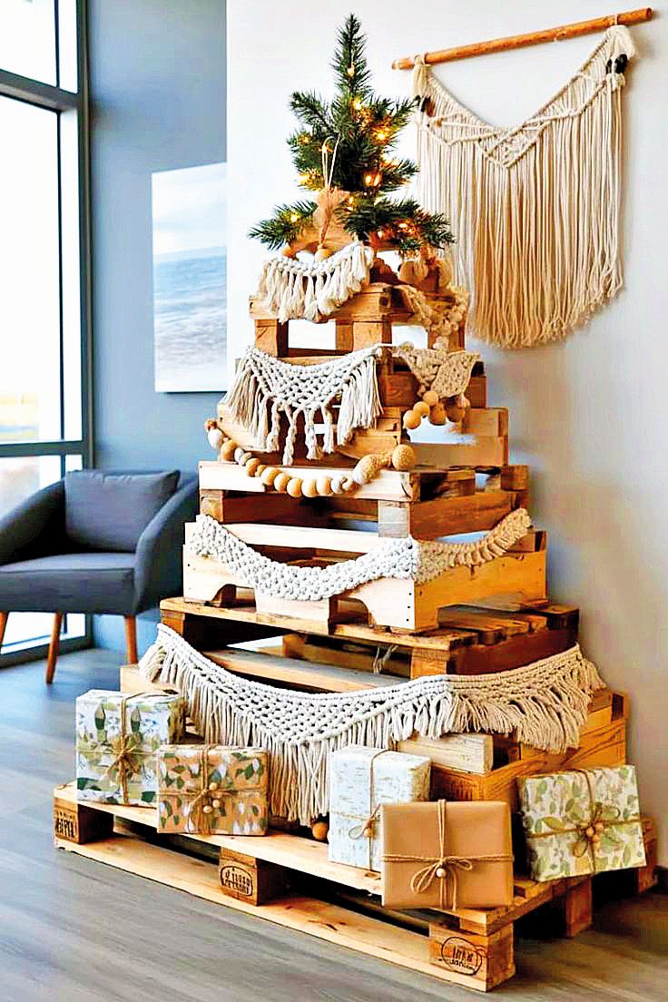 I z dřevěných bedýnek se dá udělat symbol Vánoc.