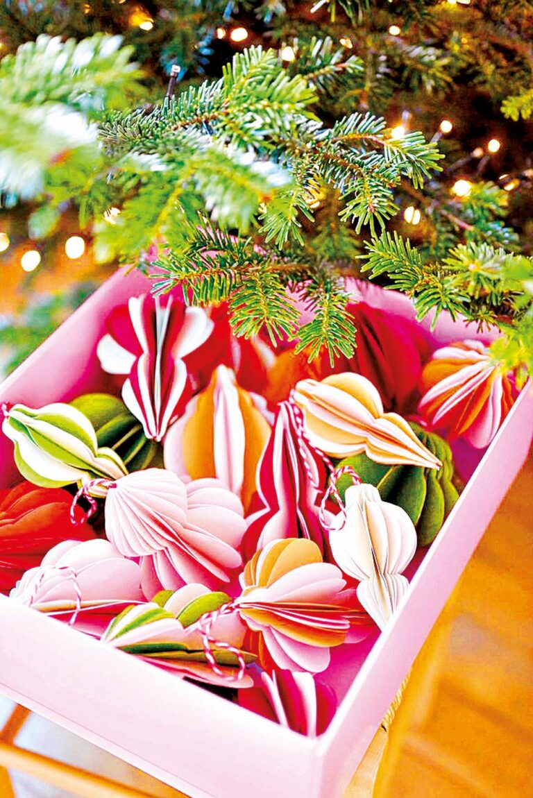 Papírové ozdoby v pestrých barvách jsou velice elegantní a letos vládnou světu.