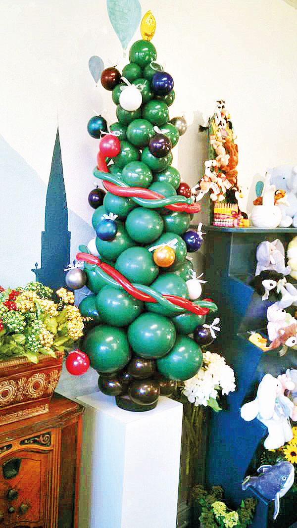 Hravé duše jistě potěší stromeček z nafukovacích balonků.