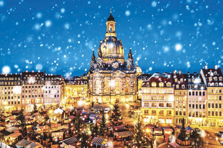 Traditional German Christmas market in front of the Dresden Frauenkirche at the Neumarkt, Saxony, Germany