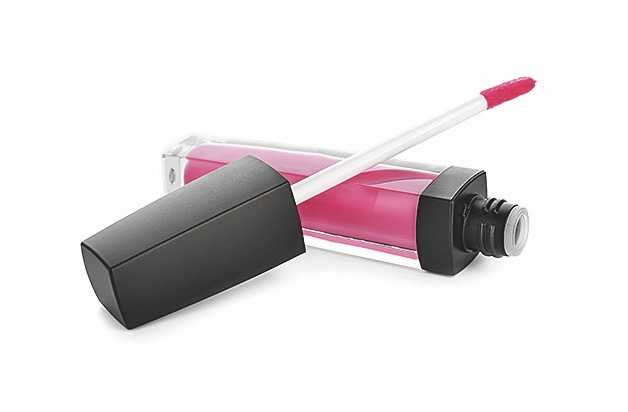 Rtěnka by měla zůstat na rtech i při slavnostní večeři.