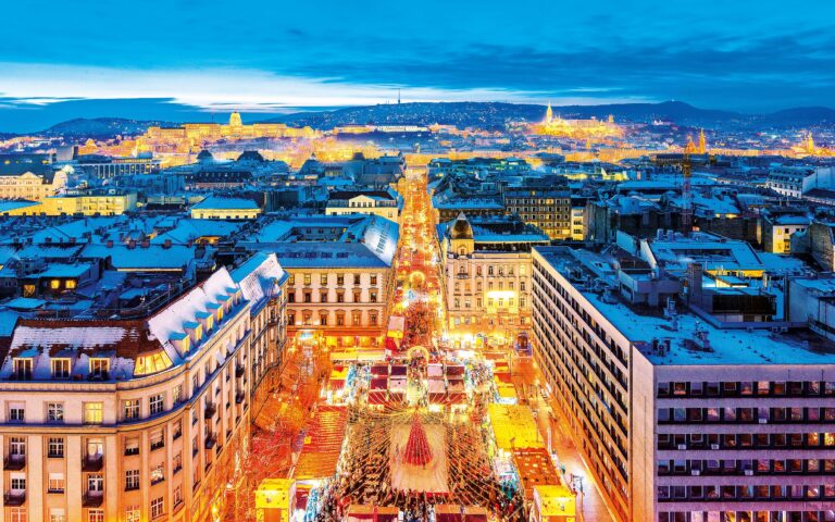 Budapešť, Bazilika sv. Štěpána: Náměstí před slavnou bazilikou je tím největším vánočním trhem ve městě.