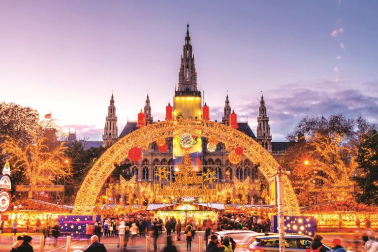 Na náměstí Rathausplatz se nachází i slavné kluziště a také světelná brána s tisíci a tisíci světýlek.