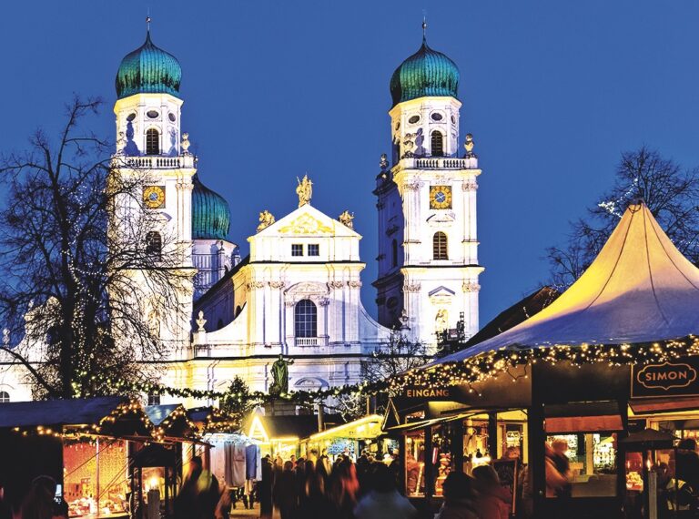 Trhy na soutoku tří řek v Pasově na náměstí Domplatz.