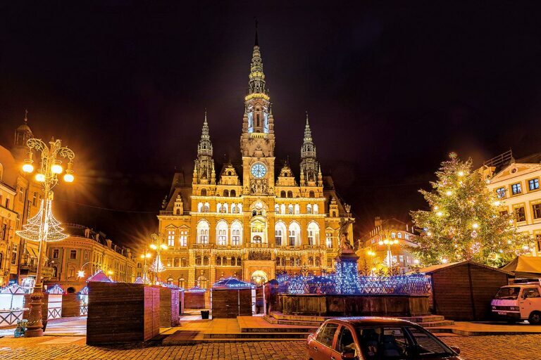 Liberec: Místní jsou hrdi na svou překrásnou radnici, ta musí být v tento čas jako zářivý šperk.