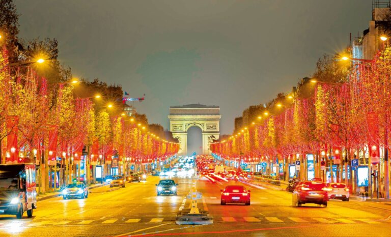 Paříž, Champs-Élysées: Proslulý pařížský bulvár má neopakovatelnou atmosféru, tady zažijete magické večery.