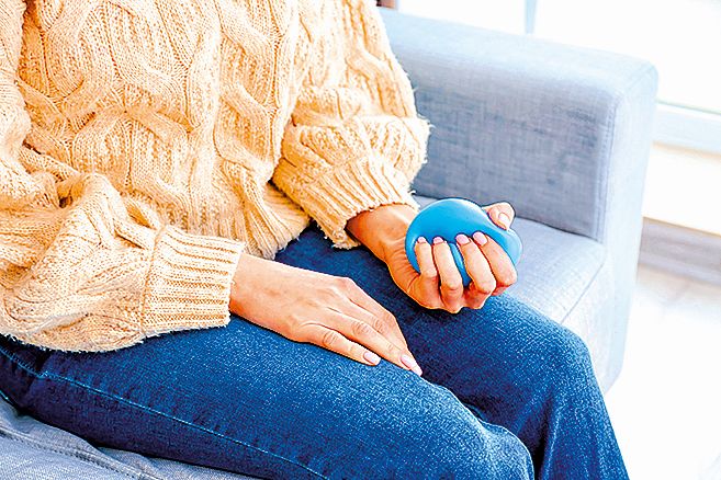 Gumový míček je pro prsty skvělá pomůcka.