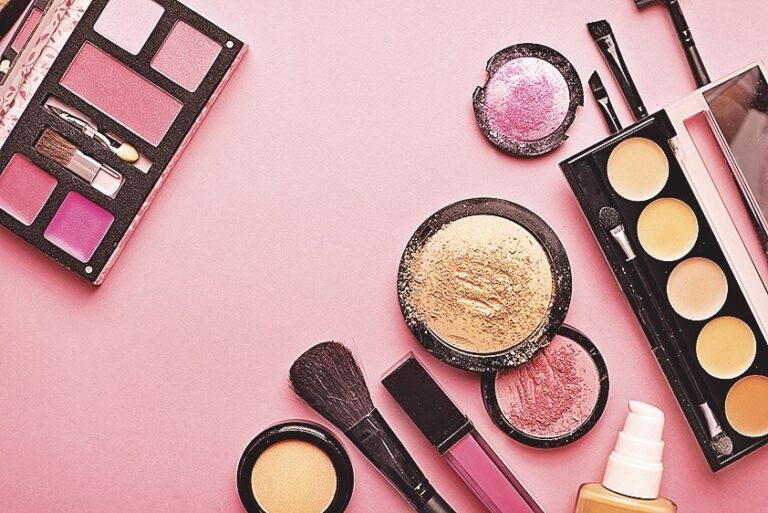 Na přepudrování kompletního make-upu využijte velký štětec.