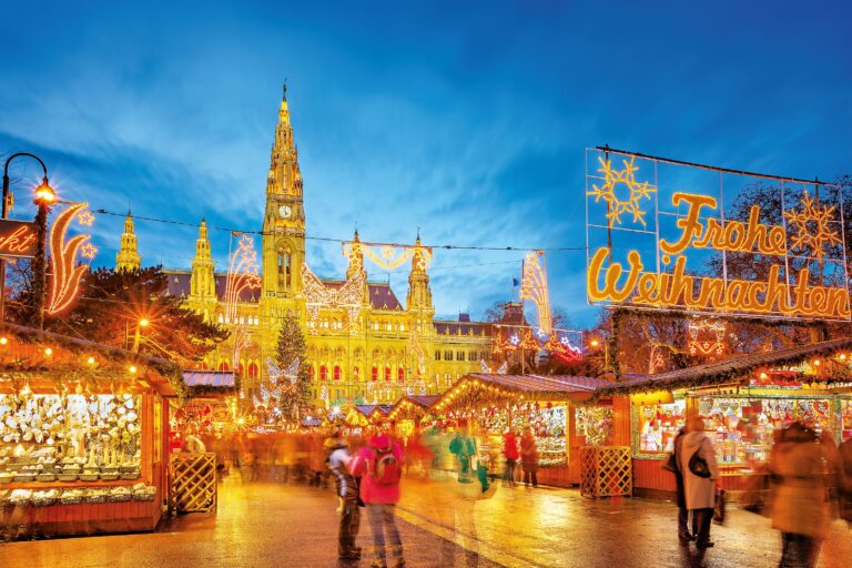 Vídeň, Rathausplatz: Vánoční trh před radnicí má nejdelší tradici, je největší a zároveň nejoblíbenější.