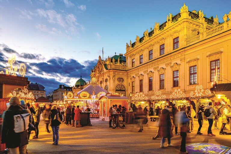 Každý vánoční stánek je slavnostně vyzdobený i osvětlený.