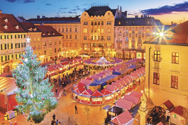 Hlavní bratislavské náměstí v záři světel a efektní vánoční výzdoby.