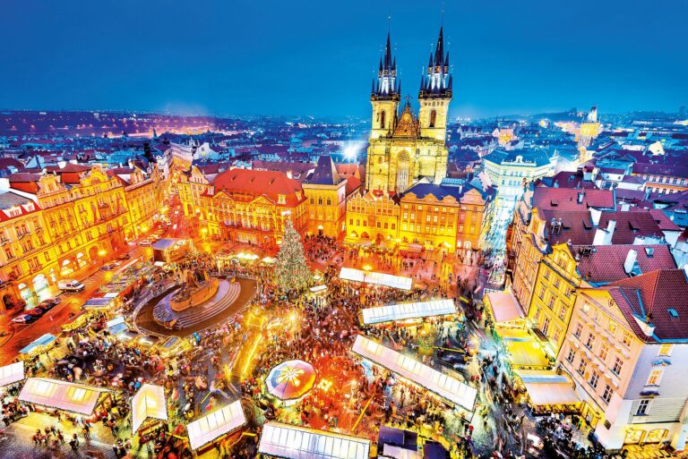 Praha, Staroměstské náměstí: Jeden z nejkrásnějších vánočních trhů na světě má letos největší strom ve své historii.