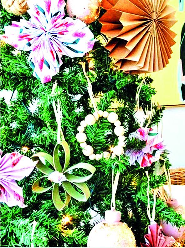 Jestliže strom zdobíte ve stylu našich předků, možná raději zvolíte ozdoby perlové, které se opět vracejí na výsluní, nebo ty slaměné.