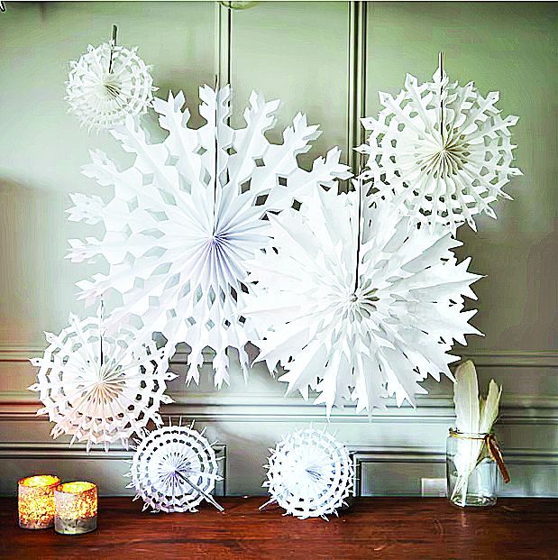 Vločky vystřižené z papíru vypadají také velmi zdobně.