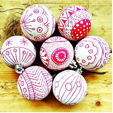 Ozdoby si dnes můžete i sami vymalovat.