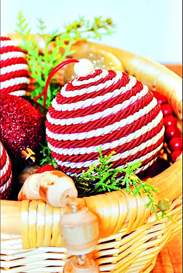 Skleněné baňky seženete za pár korun, a když je polepíte, máte ty pravé vánoční ozdoby.