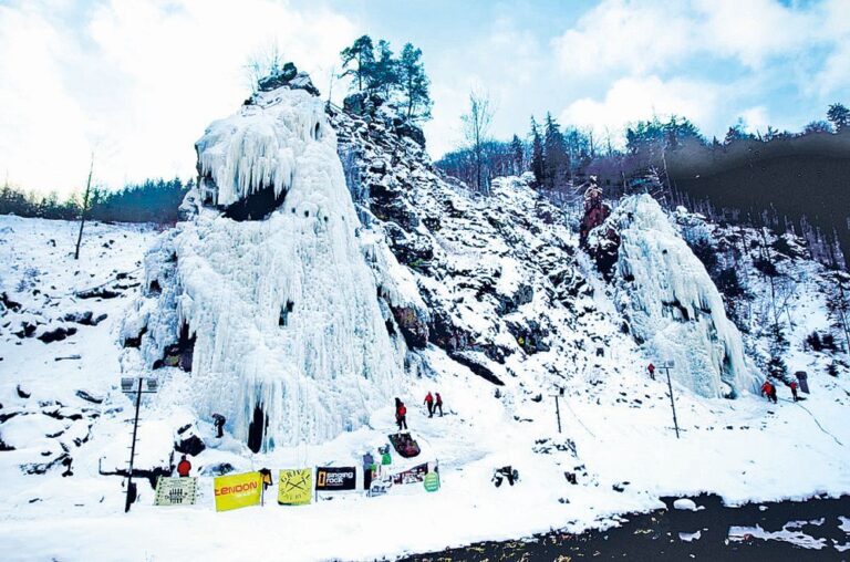 Impozantní ledová stěna zaujme i méně zdatné turisty, stačí se jen kochat.
