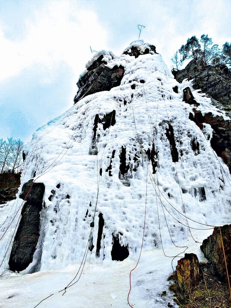 Výška skály je 45 metrů, přičemž délka jednotlivých lezeckých cest se pohybuje v rozmezí 15–25 metrů.