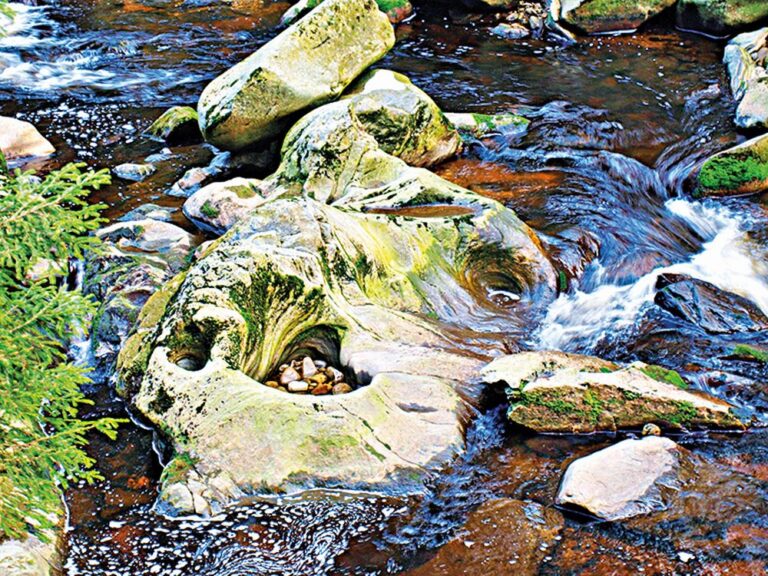 Žulové prohlubně dostaly název Obří hrnce.