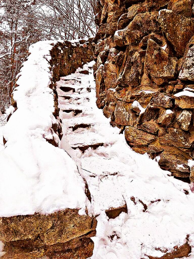 Abyste se dostali až na samotný vrchol věže, musíte projít spirálovitým schodištěm.