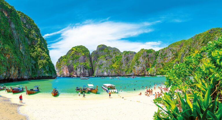 Pláž Maya bay: Dnes nejslavnější pláž Thajska, proslavil ji známý film Pláž s Leonardem DiCapriem.