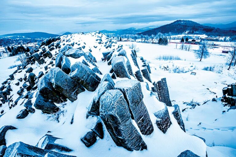 Pokrývka sněhu dokáže skály proměnit v opravdový unikát.