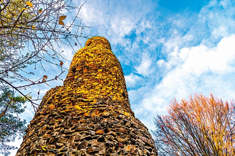 Z rozhledny uvidíte vrcholky Slavkovského lesa a kopce kolem Karlových Varů a Mariánských Lázní.