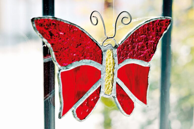 Pomocí cínování můžete vylepšit interiérové doplňky i šperky.