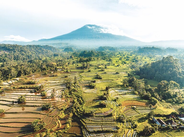 Pohled na posvátný vulkán Agung, který měří 3031 m.