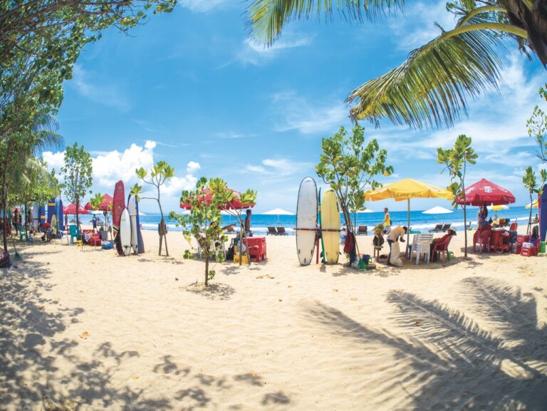 Na pláži Kuta najdete vyžití všeho druhu.