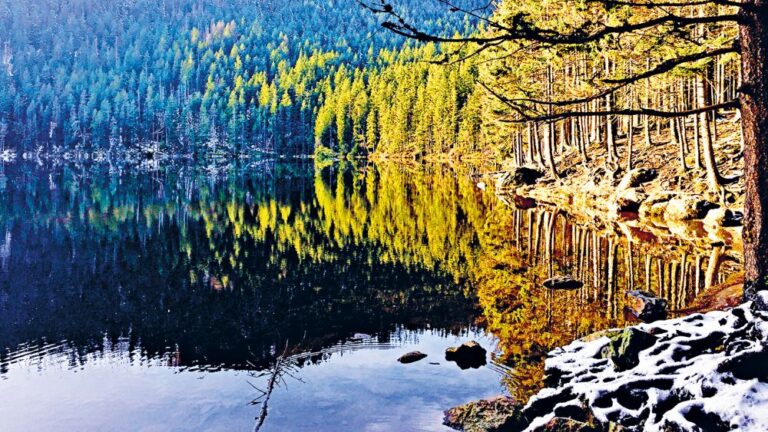 Stěny Čertova jezera jsou jedinými místy na Šumavě, kde mohou padat laviny.