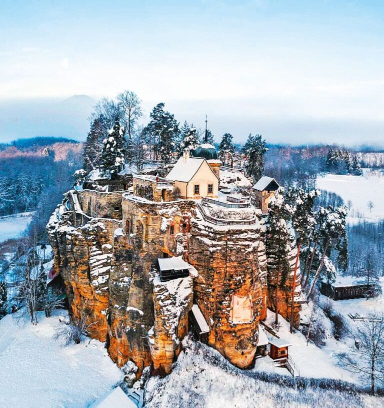 Skalní hrad a poustevna Sloup nabízí úžasné výhledy do okolí.