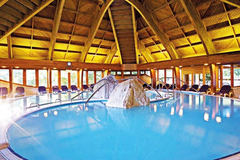 Vnitřní bazény nejsou velké, a proto bývají často v obležení lidí.