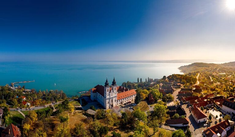 Tenhle pohled na Balaton mnozí známe.