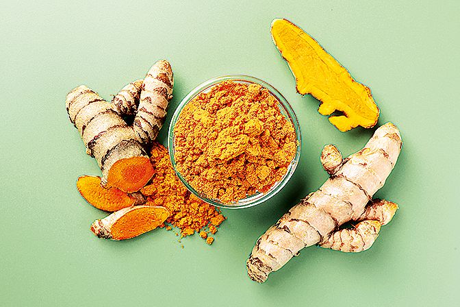 Mezi suroviny, které skvrny „gumují“ patří i kurkuma.