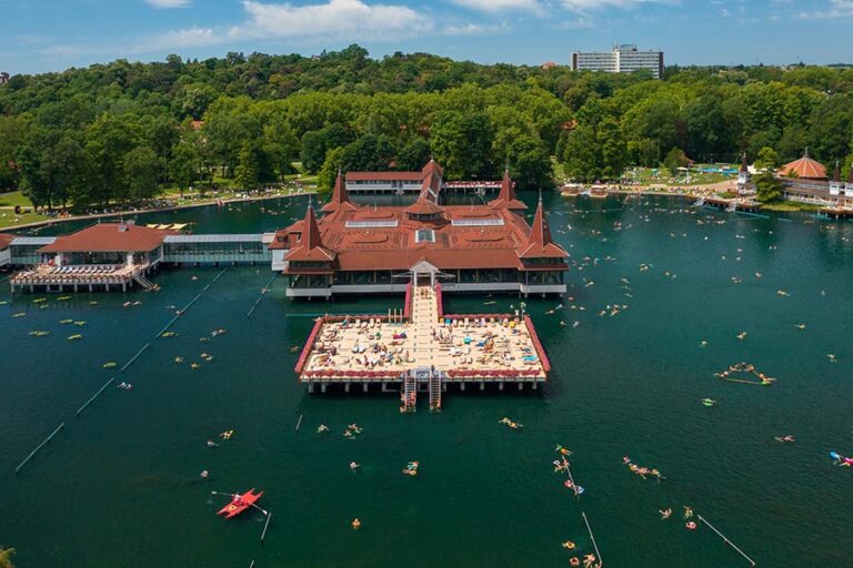 Nejkrásnější pohled na termální jezero v Hévízu je z ptačí perspektivy.