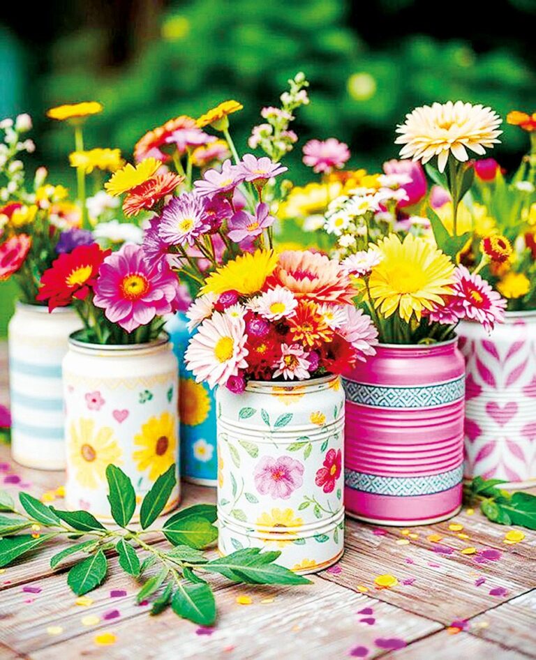 Pestrobarevné plechovky dodají jarní zahradě hravost. Na pomoc můžete přizvat také děti a vnoučata.
