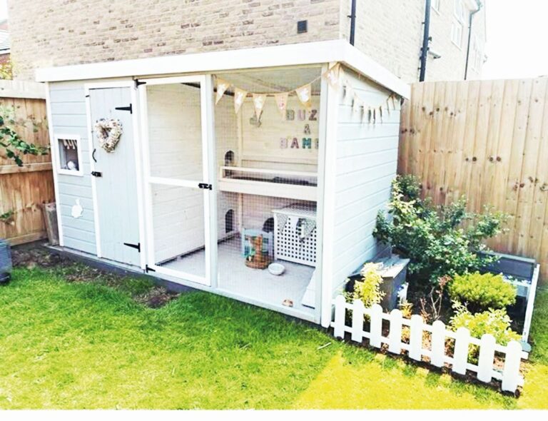 Obyčejné klece pro králíky můžete vylepšit květinami a bylinkami.