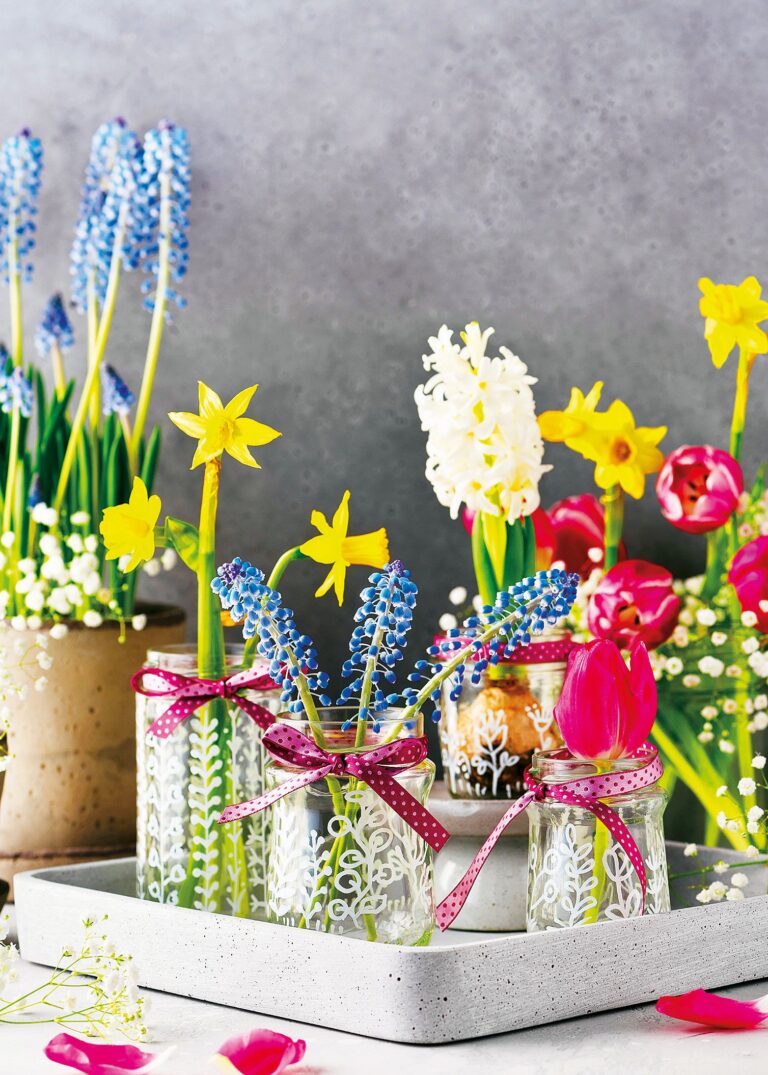 Někdy stačí i bílá barva na sklo a něžná mašlička.