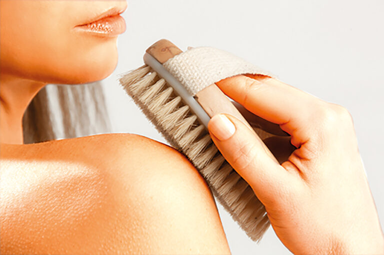 Pořiďte si kartáč z přírodních štětin.