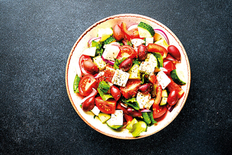 Na talíři je ideální tmavě zelená listová zelenina.