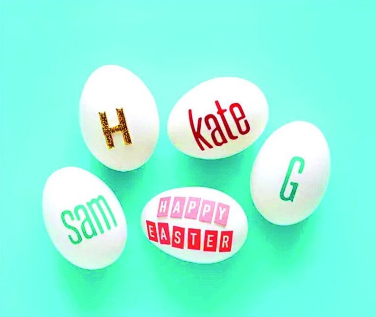 Chcete-li si práci trochu usnadnit, můžete vajíčka polepit samolepkami a klidně přidat jméno nebo nějaký vtip.