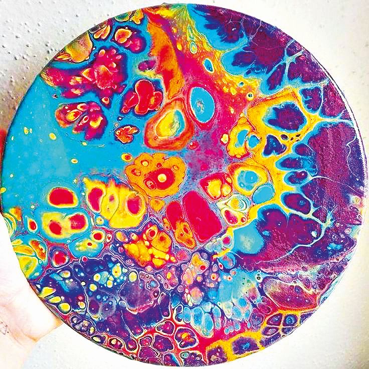 Acrylic pouring zvládne každý. Základem jsou správně naředěné barvy.