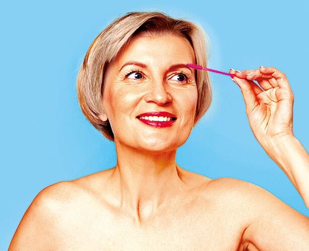 Přirozeně plné obočí dokreslí výraz obličeje.