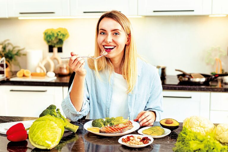Pokud je člověk zdravý, zcela postačí přijímat vitaminy pomocí pestré stravy.