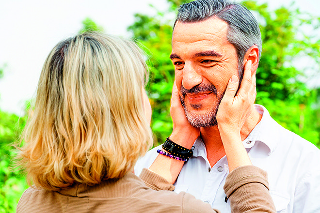Dívá se zpříma do očí? Teď asi nelže.