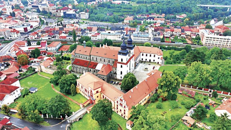Pohled na Třebíč s dominujícím zámkem.