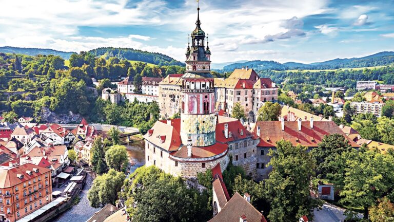 Hrad a zámek s krásnou věží jsou dominantou Českého Krumlova.