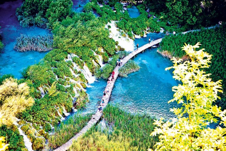 Plitvická jezera jsou jedním z deseti míst v Chorvatsku, jež jsou na seznamu UNESCO.
